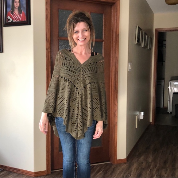 🌸 Le Chateau khaki poncho - Picture 3 of 14